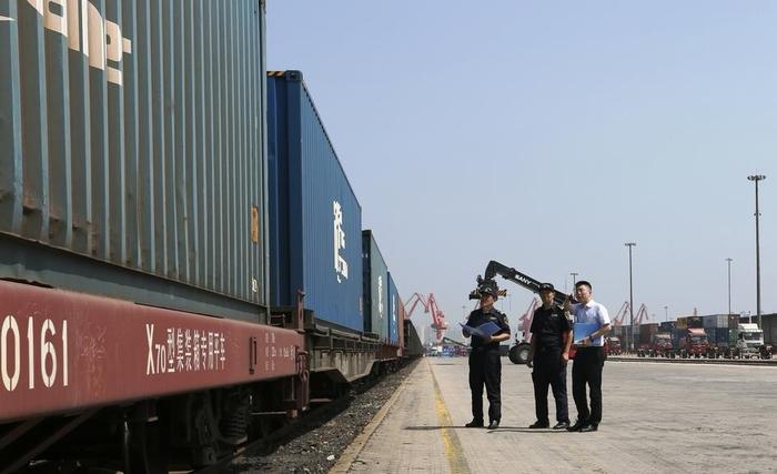 陕西货物进出口新篇章 陆海联动、海铁直运首班出口汽车专列抵青发运